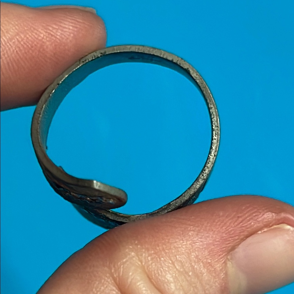 Vintage Uncas Silver Textured Ring with Rhinestones - Picture 4 of 6